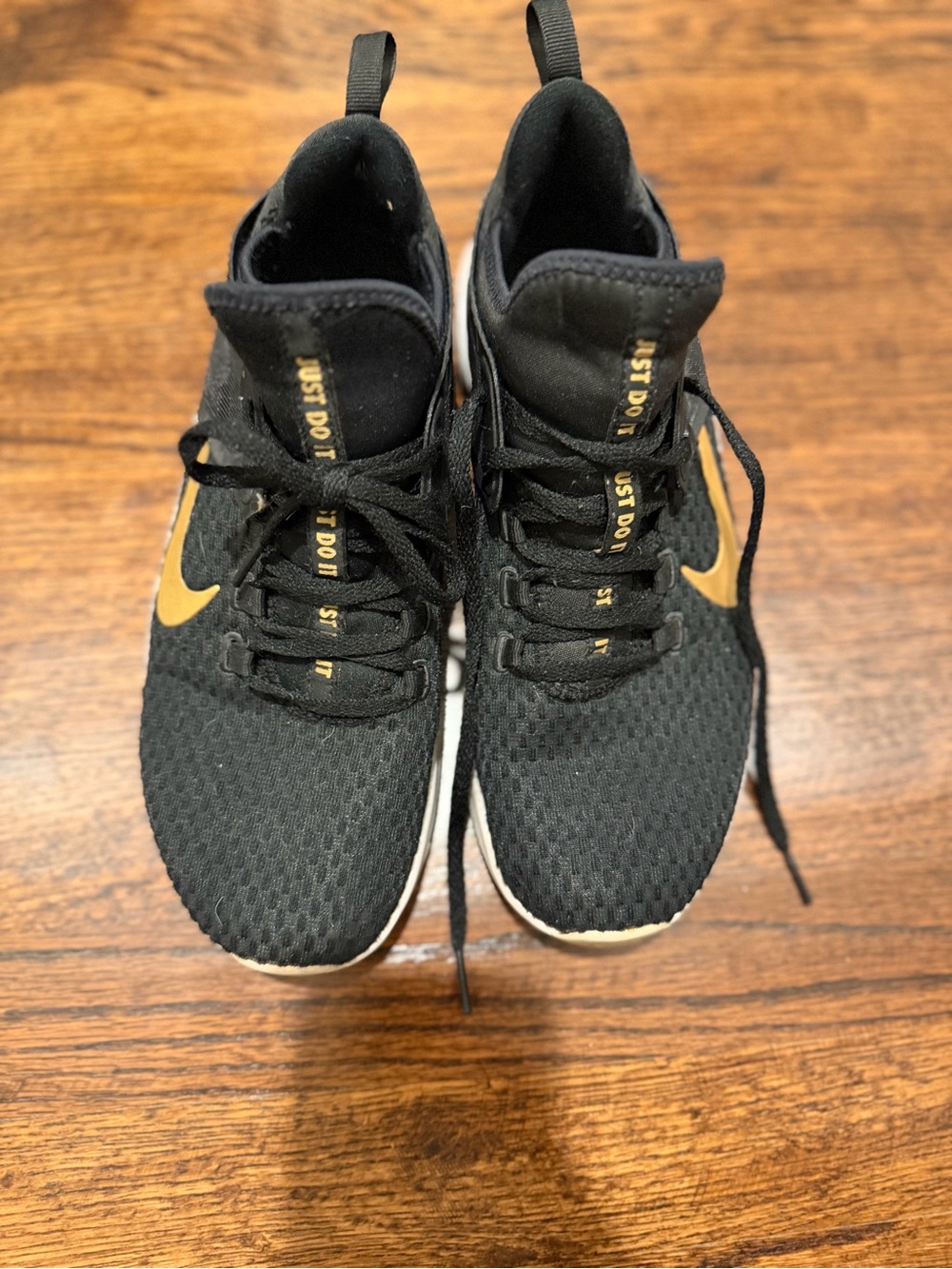 Nike women’s Black & Gold Lightweight Athletic Shoes